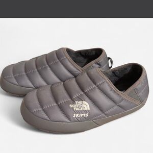 THE NORTH FACE/SKIMS THERMOBALL SHOES